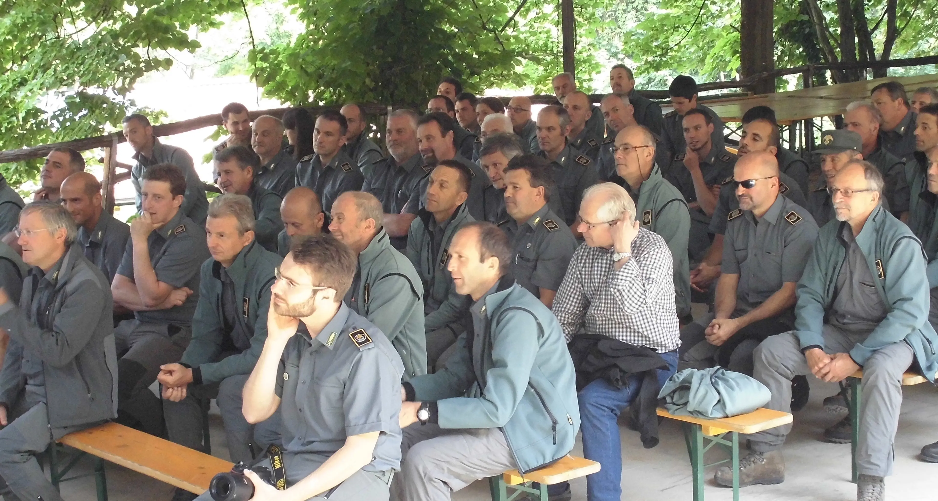 Custodi forestali a convegno sotto la grande frana di Tenno