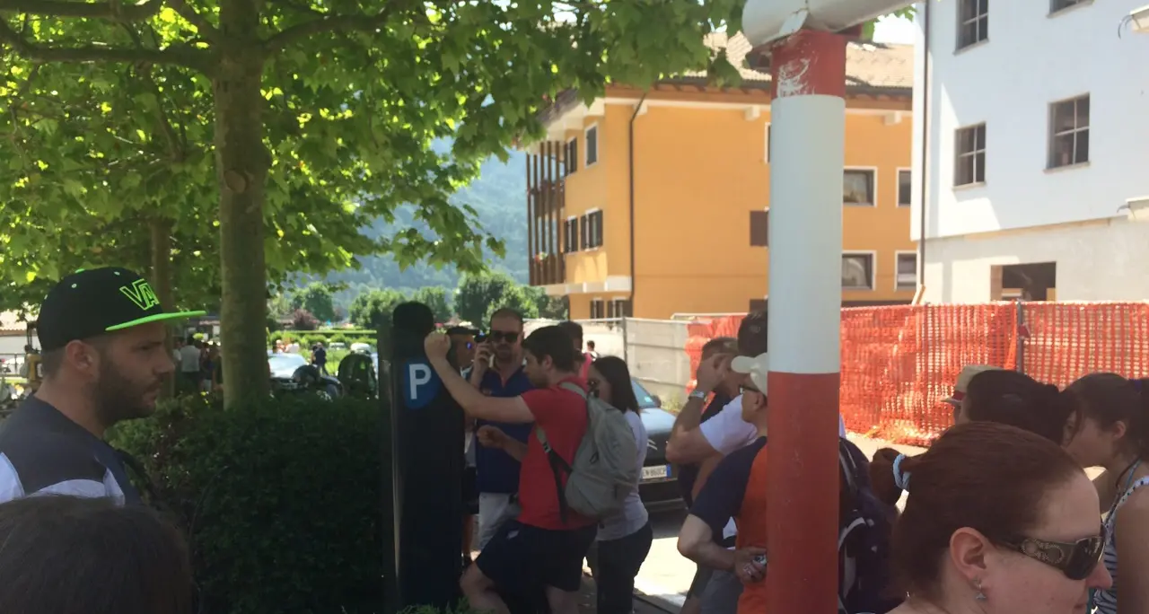 C'è la fila al parchimetro. Scoppia la rabbia dei turisti