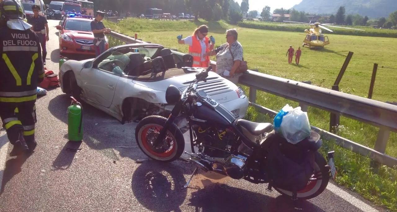 Mori, sbanda sulla Ss240 e centra un'auto della Polizia Stradale, una Porsche e una moto