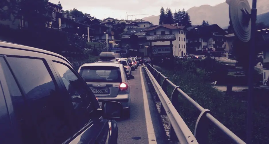 Mezz'ora per attraversare Mezzana. Tutta colpa di un semaforo