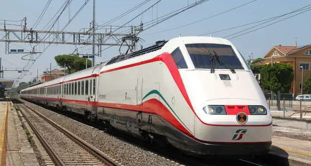 Treno diretto in Sicilia fermo tre ore sotto il sole, passeggeri esasperati