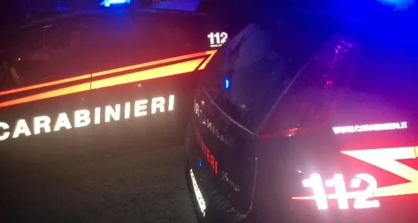 Investe e finisce un cinquantenne con un'ascia, poi si costituisce