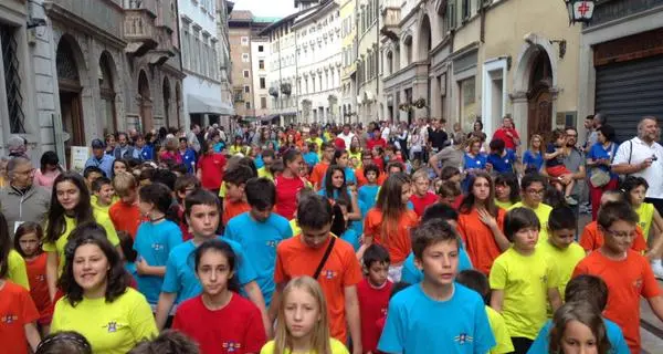 Sfilata e candidati alla tonca per l'apertura delle Vigiliane