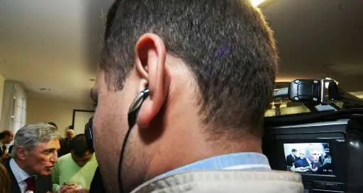Francia, vietato guidare telefonando con l'auricolare