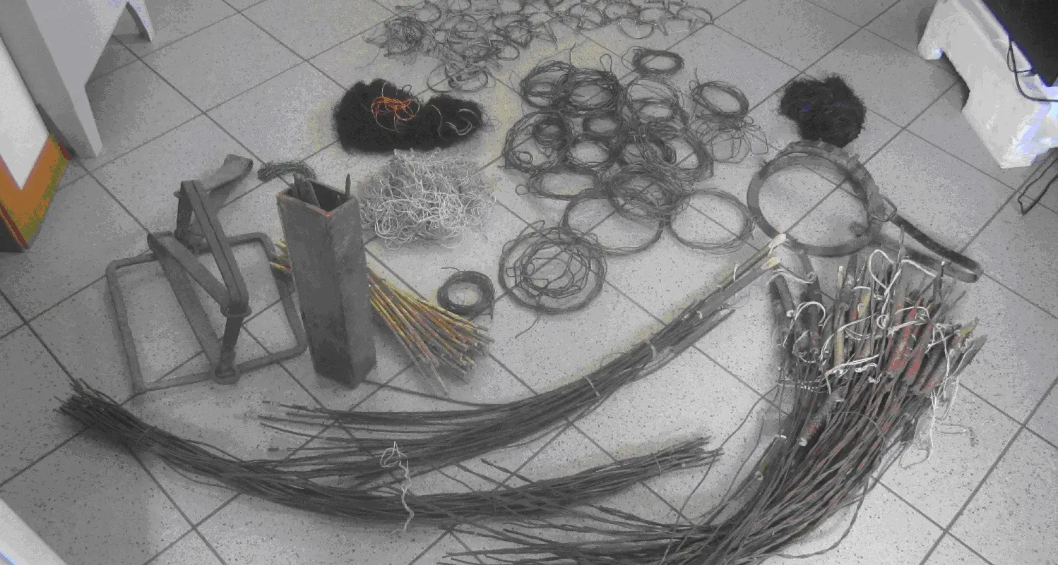 Bracconiere di Storo denunciato dai forestali Trovati lacci, tagliole e bastoncini invischiati