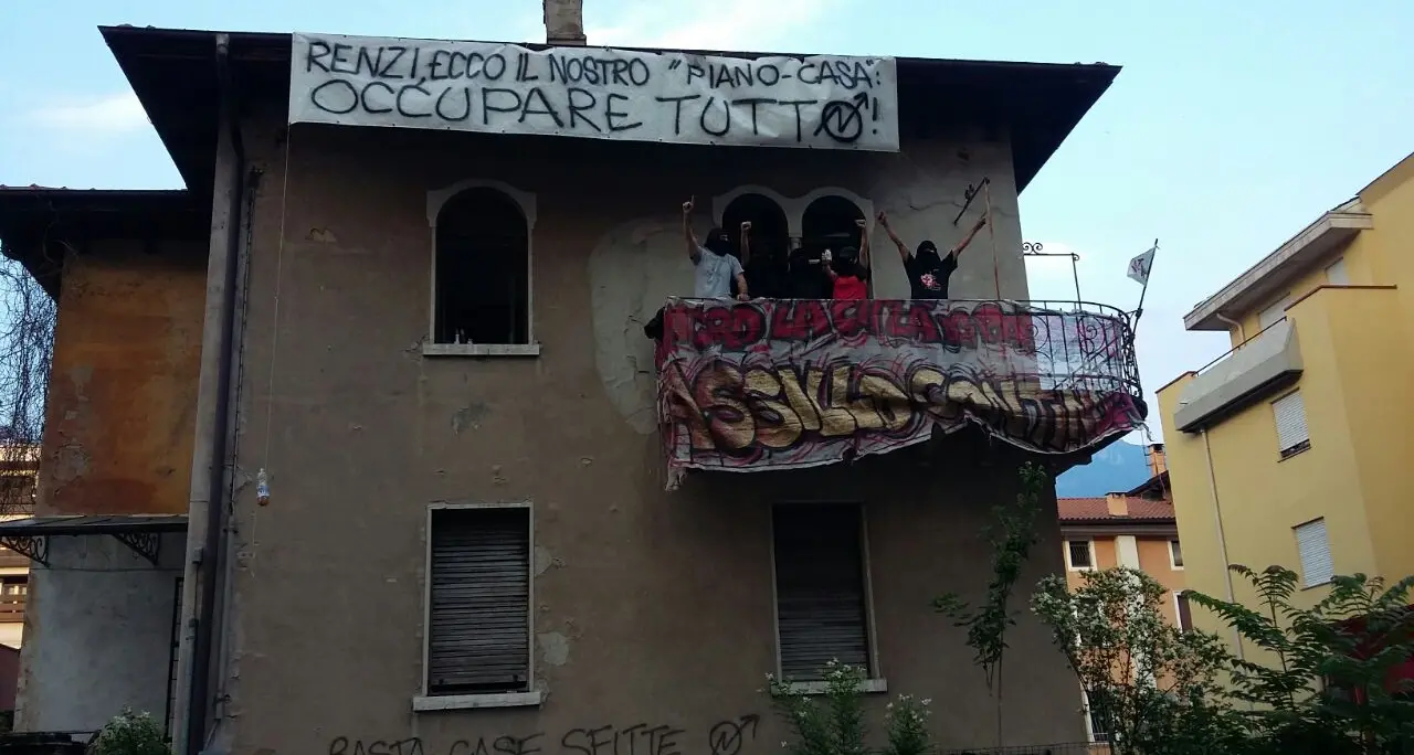 «Renzi attacca i poveri e noi, allora, occupiamo»