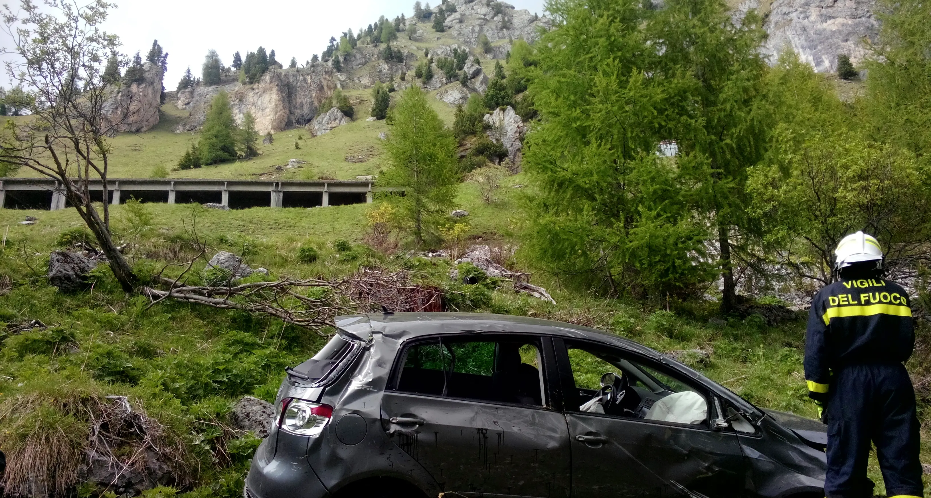 Dimentica il freno a mano e l'auto vola nel dirupo