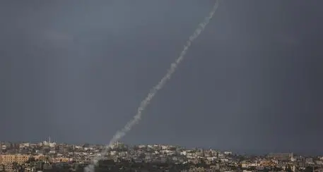 Raid aereo israeliano su Gaza dopo il lancio di razzi