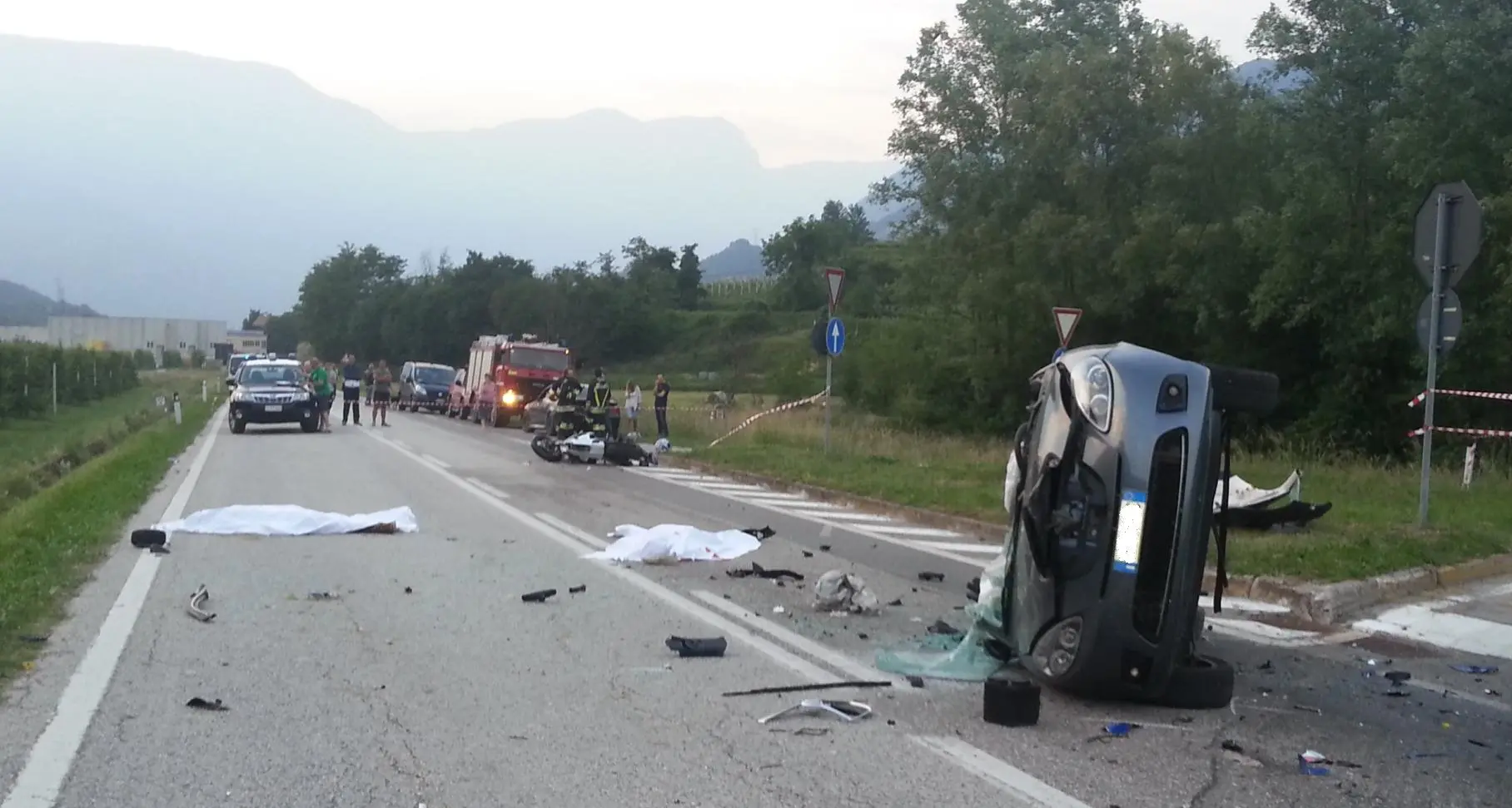 Stravino, scontro tra auto e moto Impatto violentissimo: due morti