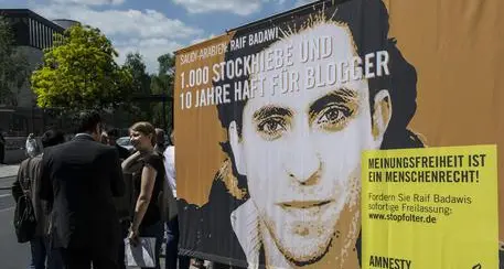 Carcere e mille frustate per il blogger che insultò l'Islam