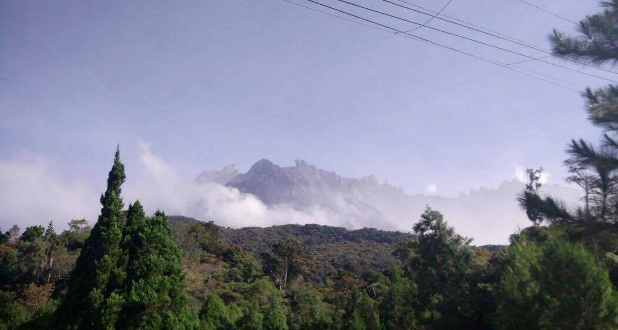 Malesia, in mutande sul Kinabalu: turisti accusati di aver causato un sisma