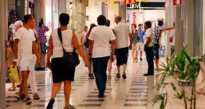 Bene lo stop ai grandi centri commerciali ma esercenti e sindacati chiedono di più
