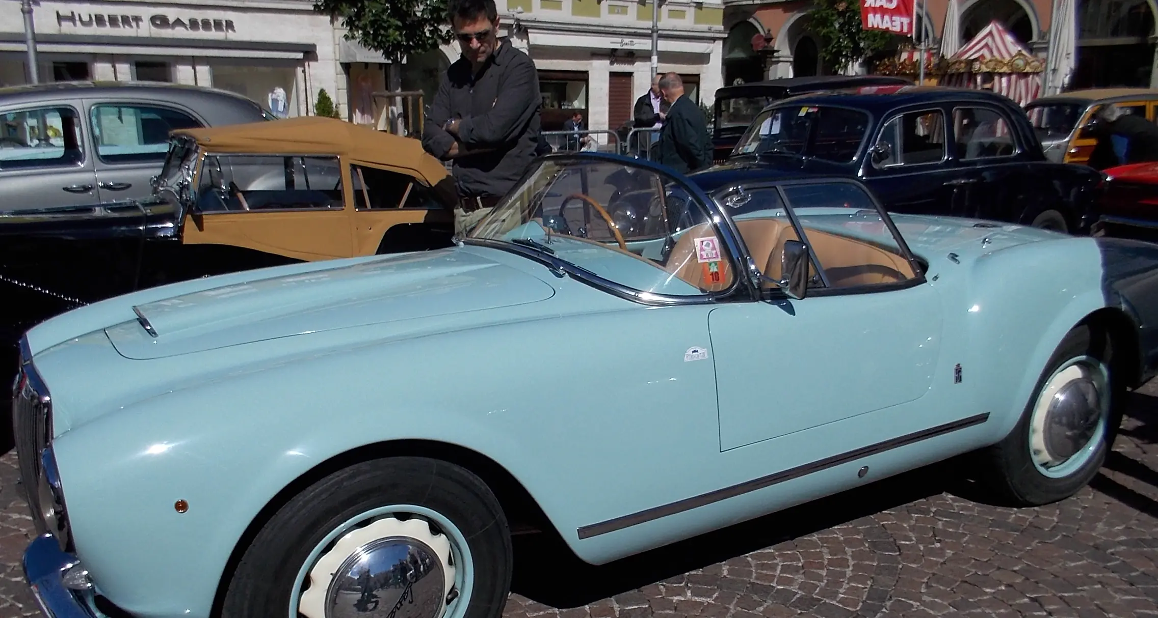 A Bolzano in piazza Walther le più belle auto da corsa d'epoca