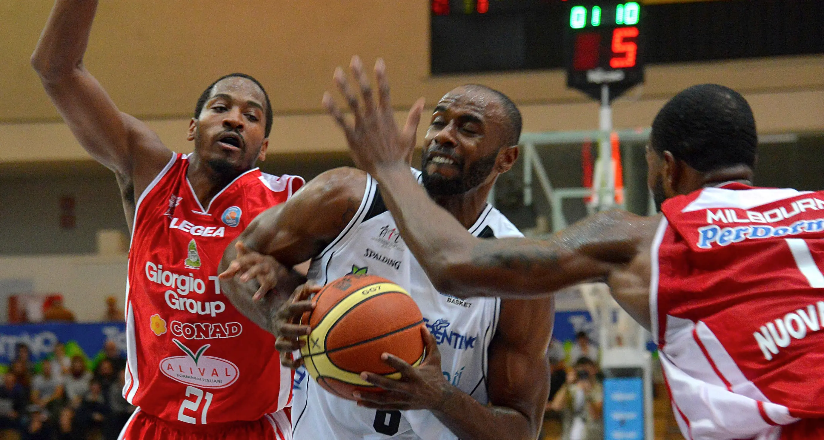 Aquila Basket, 86-72 a Pistoia. PalaTrento in delirio