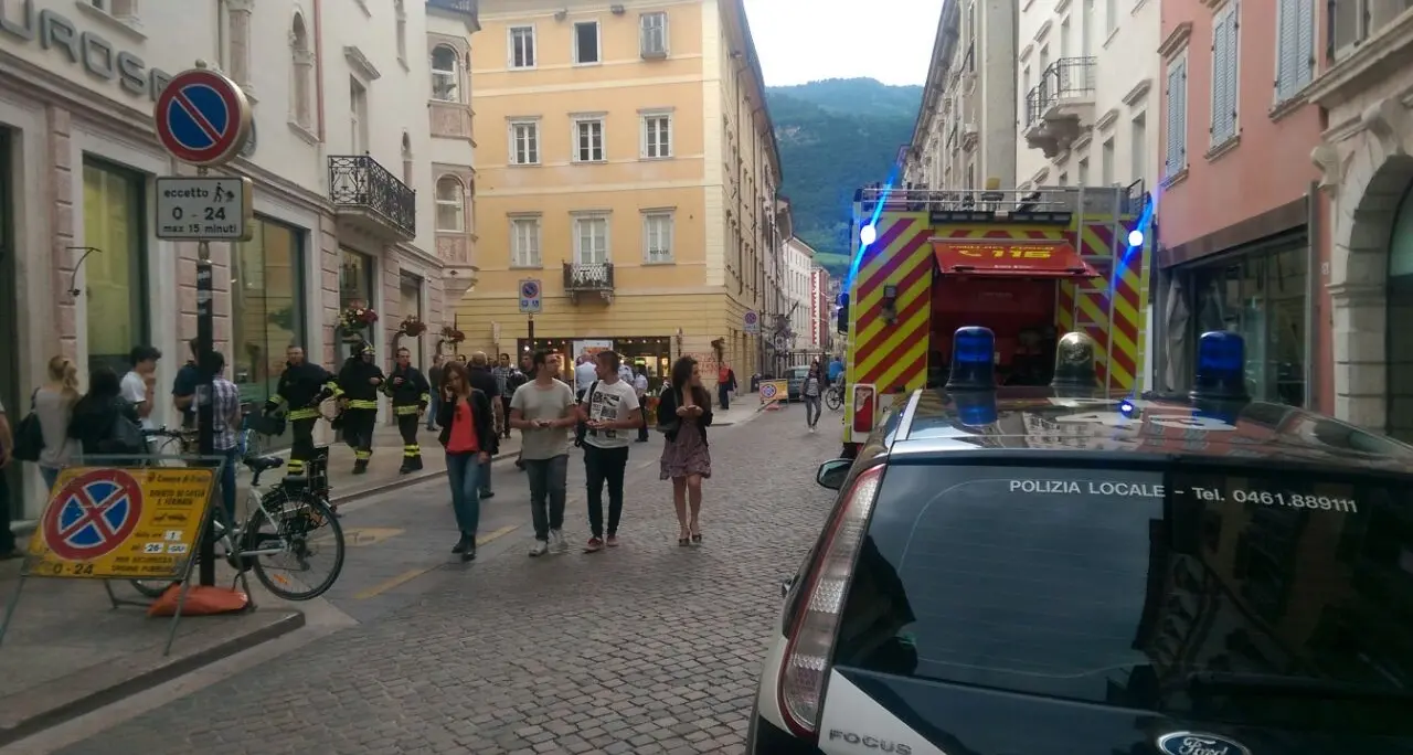 Allarme incendio in via Manci per un mozzicone di sigaretta