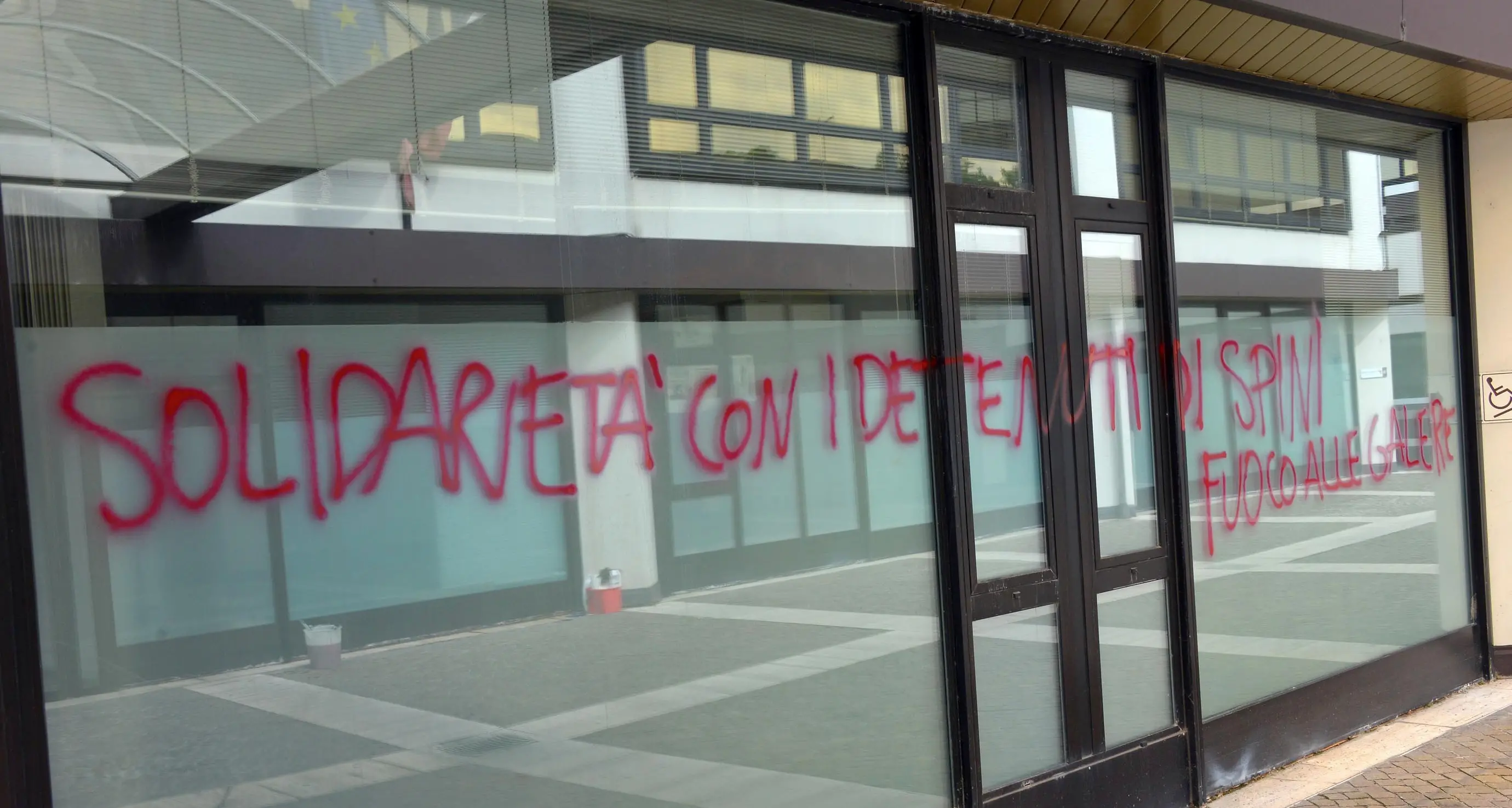 Vernice rossa e insulti sui vetri del Tribunale di sorveglianza