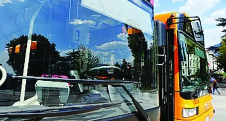 Picchia i controllori e sputa agli agenti, quattro mesi
