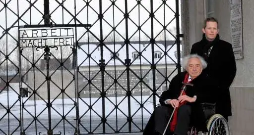 Rubata la targa «Arbeit macht frei»