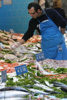 Controllo del pesce Etichette truffaldine