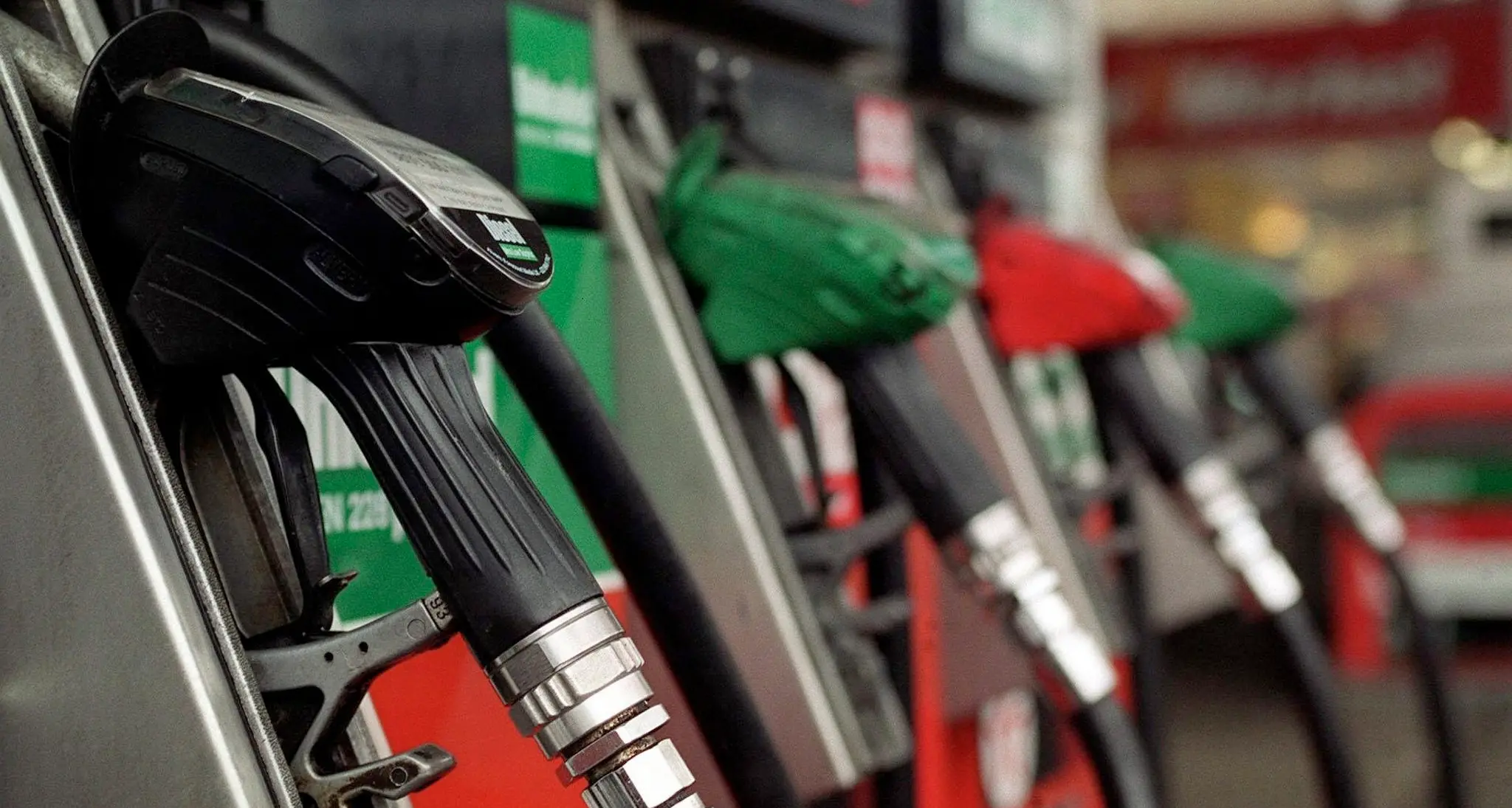 Pieno di benzina con... acqua In A22 ben 18 auto in panne