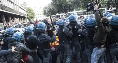 Le cariche sugli operai, scoppia lo scontro politico