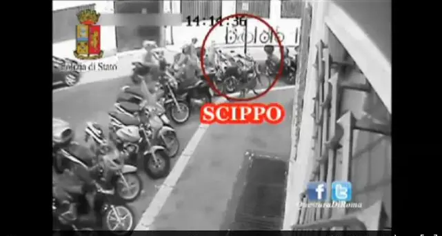 Venti colpi in pochi mesi: presi due scippatori seriali