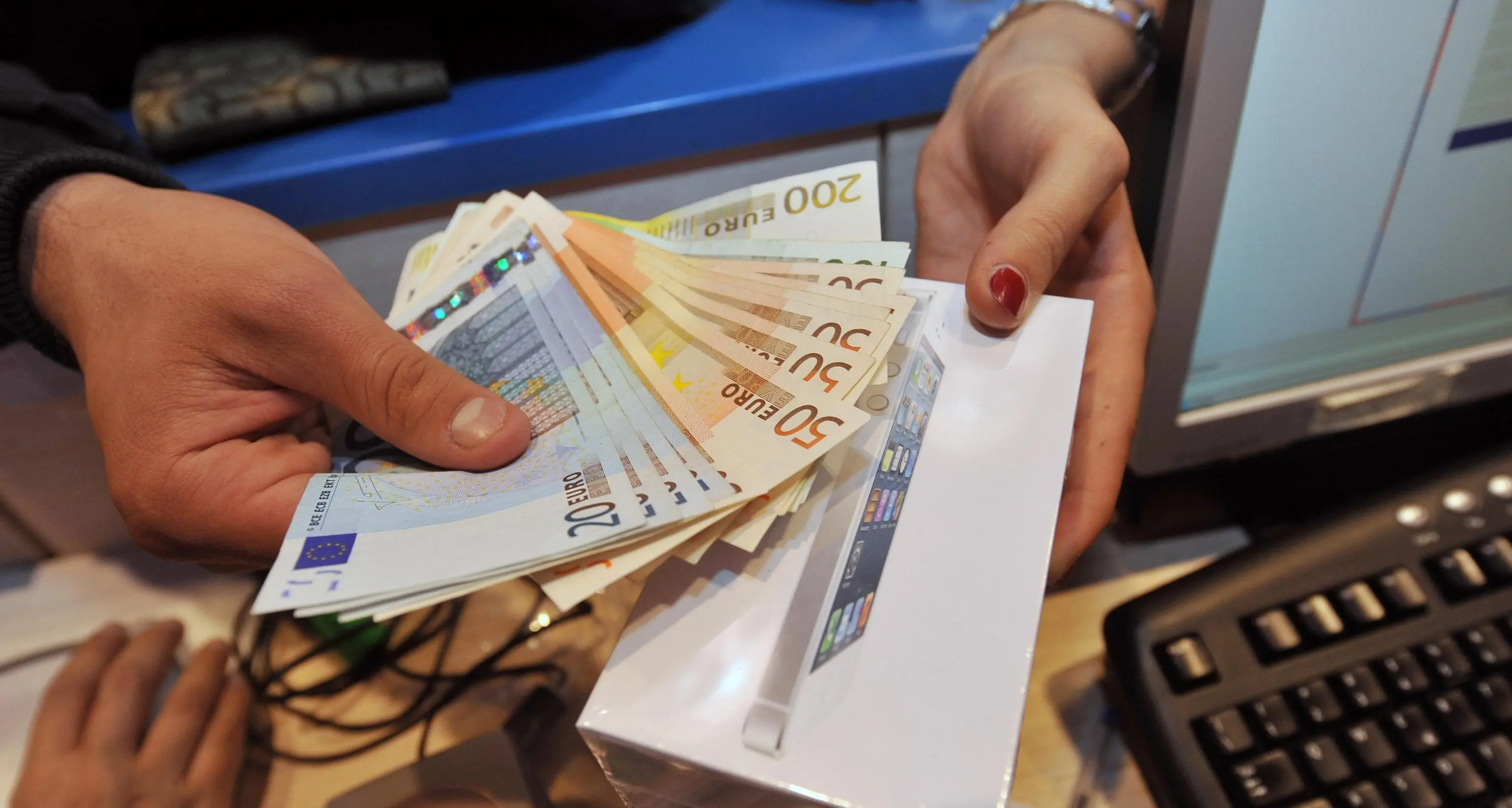 Pensionato raggirato, donna imputata spariti quasi 30 mila euro