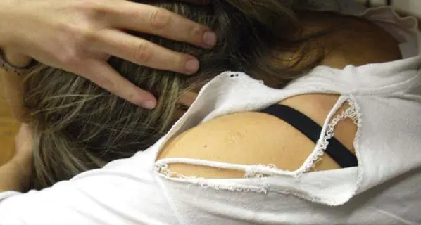 Tenta di stuprare una ragazza: arrestato La donna aggredita in via Rosmini