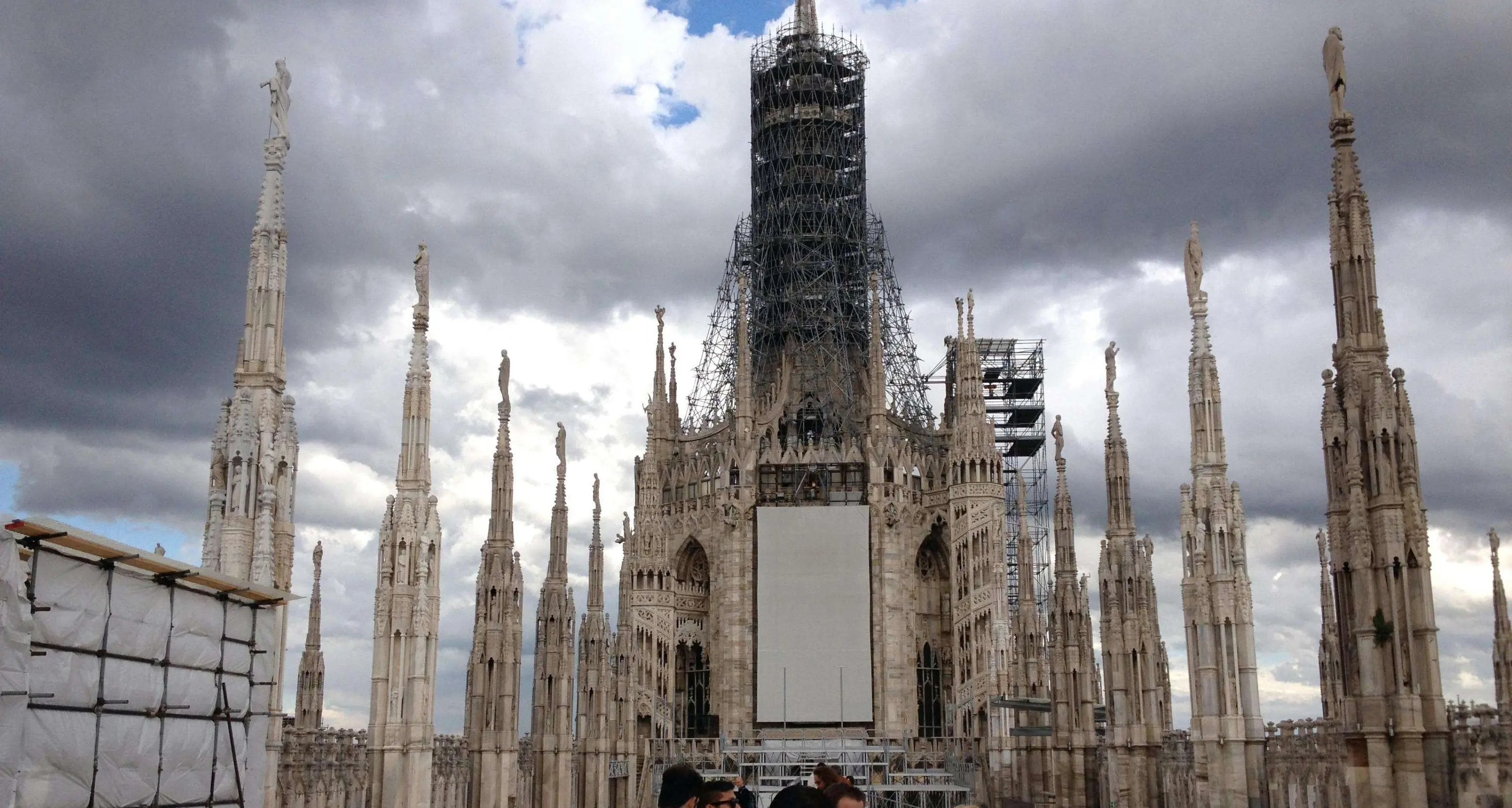 Si lancia dal Duomo: è rivano