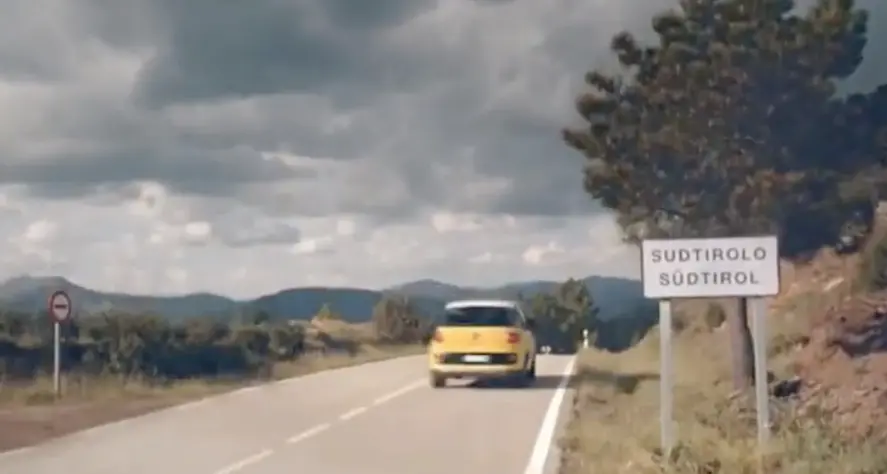 Polemiche per lo spot Fiat con il cartello «Südtirol»
