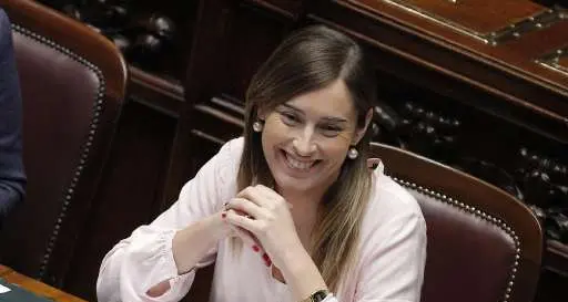 Sottosegretari indagati restano in carica