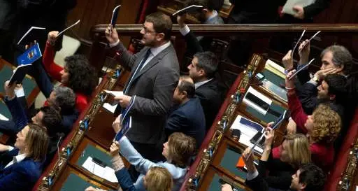 Camera: Italicum approvato tra le proteste