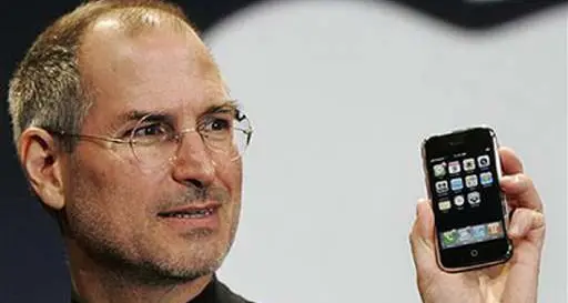Tutti in coda alle 8 per l'iPhone scontato