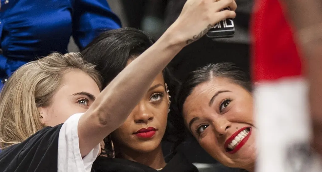 «Selfie» e vampirismo le manie degli adolescenti