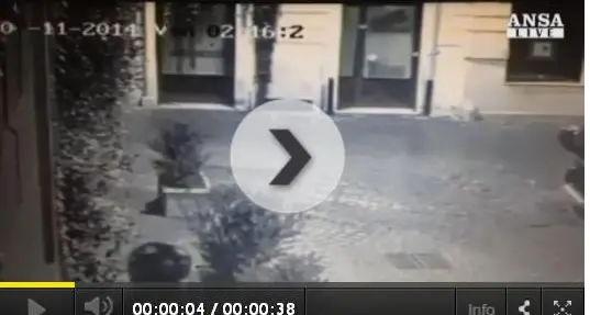 Saccheggiano a mazzate la gioielleria dei vip