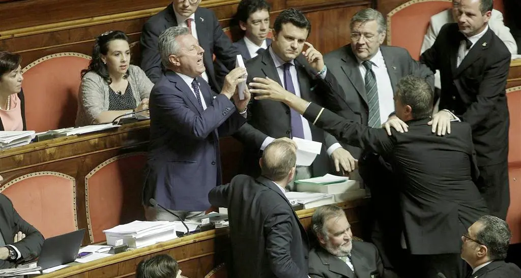Show di Divina in Senato: strappa la Costituzione