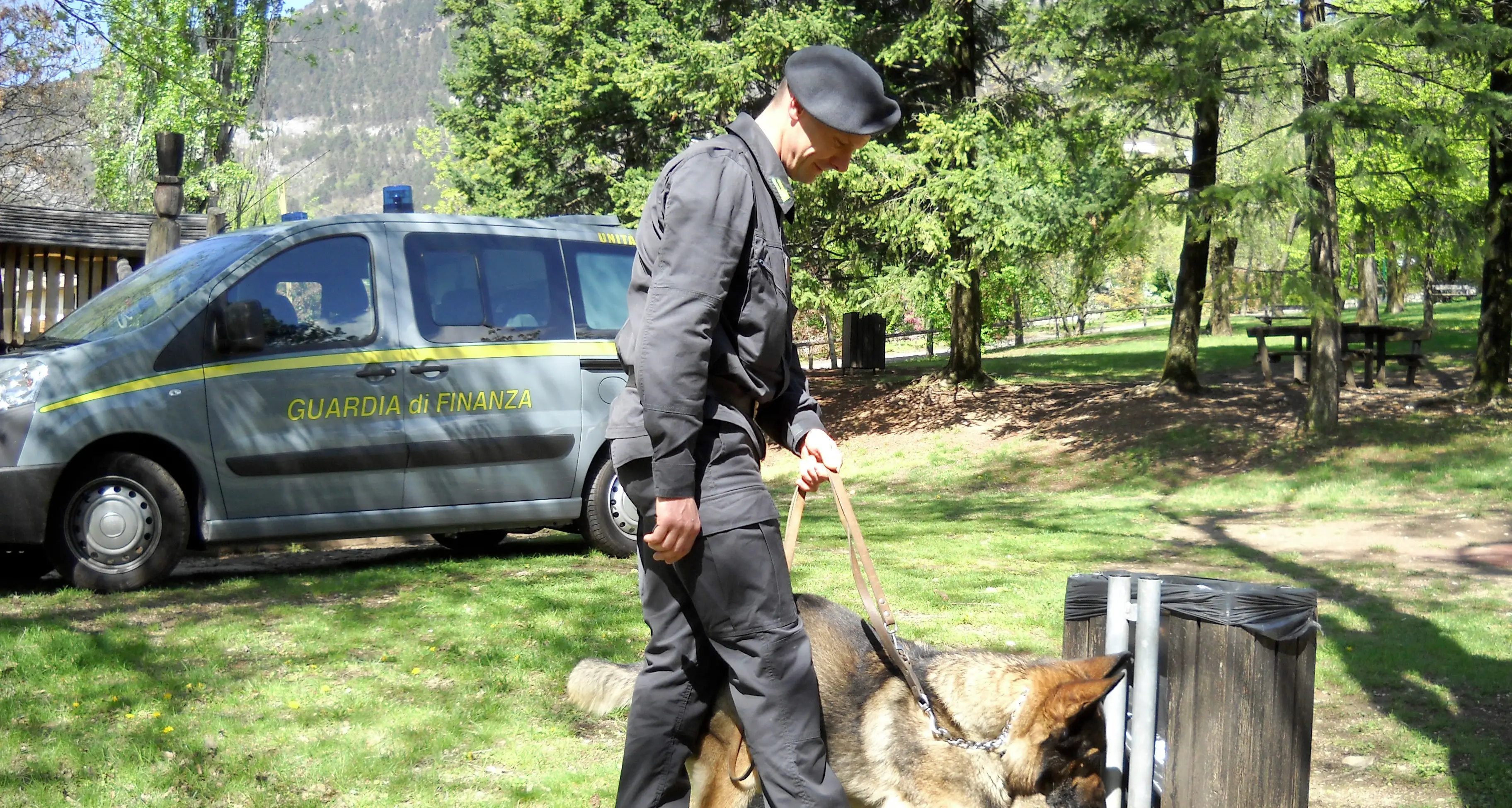 Fermato dai cani antidroga Nascondeva 75 grammi di hashish