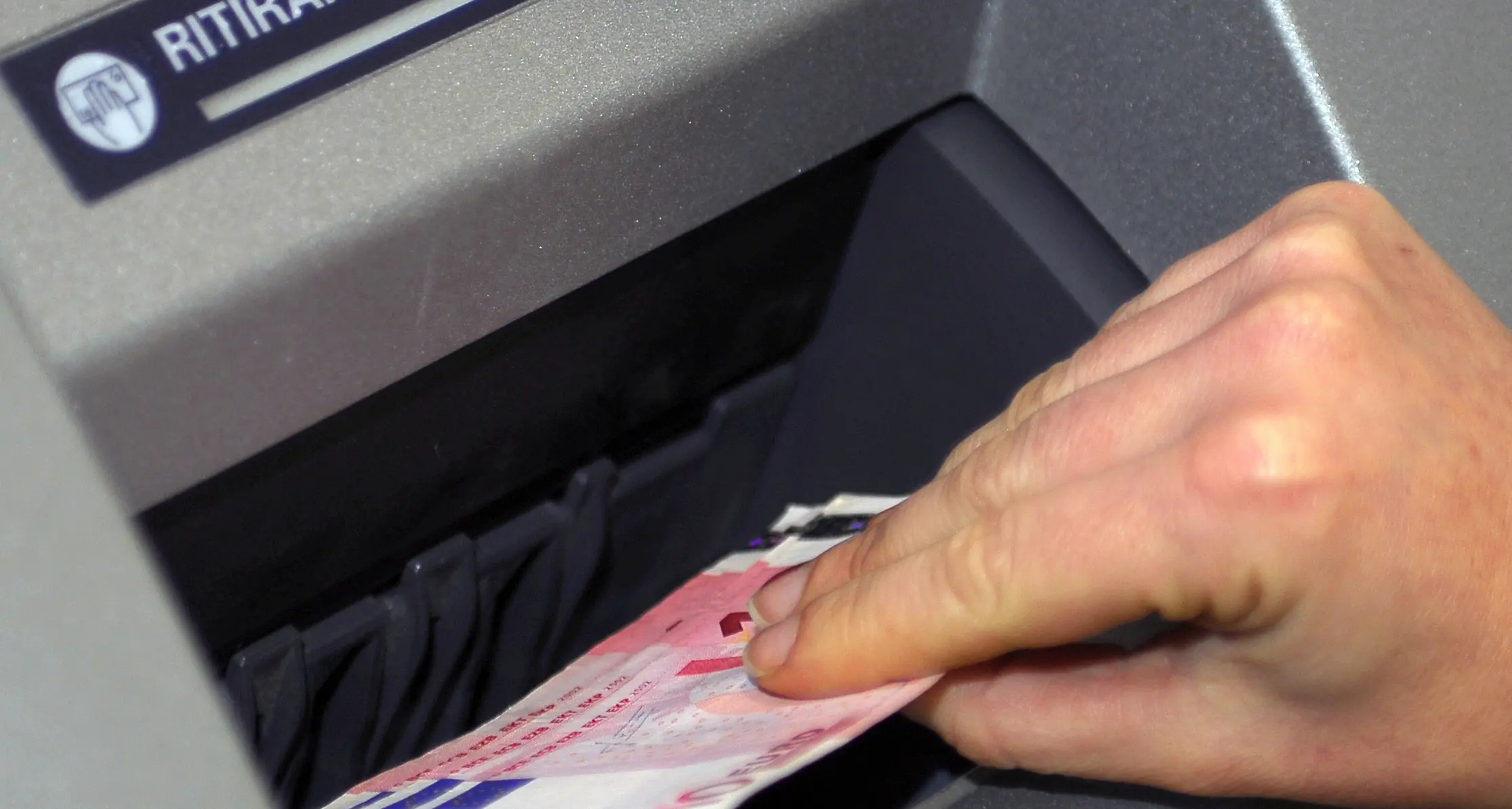 Spese pazze con la carta prepagata di un anziano: denunciati due 18enni