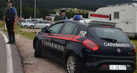 Bimbo di due anni da solo nel camper al centro commerciale: denunciati i genitori tedeschi