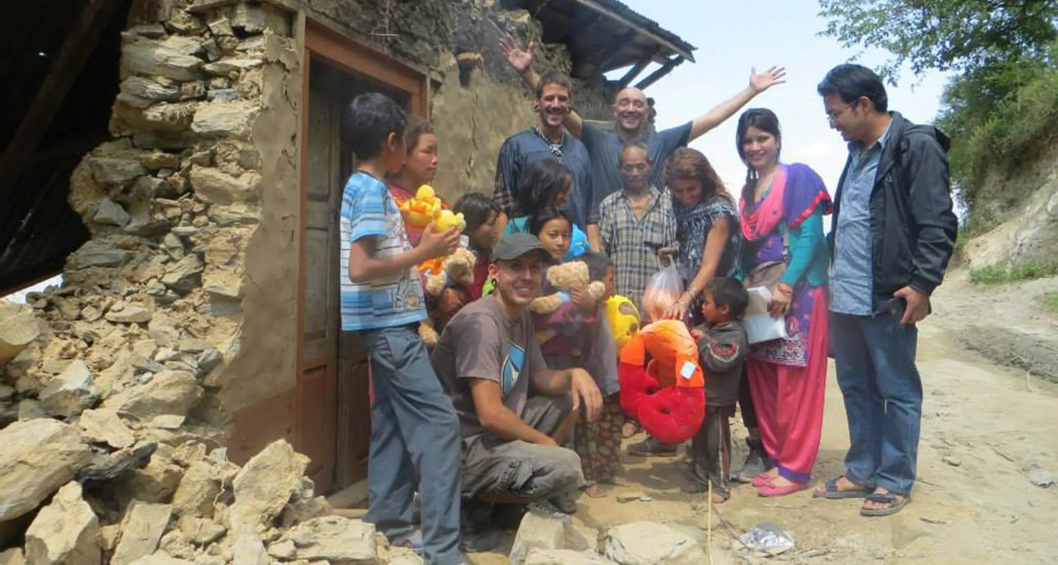 Stolfo e Delaini sono ancora in Nepal, un gruppo di aiuto con la «Busa consapevole»