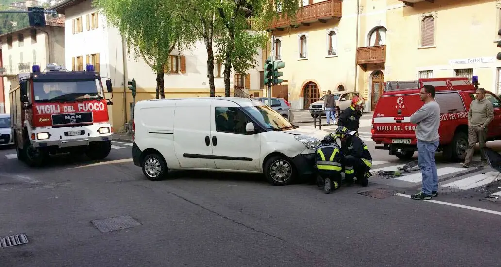 Incidente a Pieve di Bono: scontro tra auto e furgone