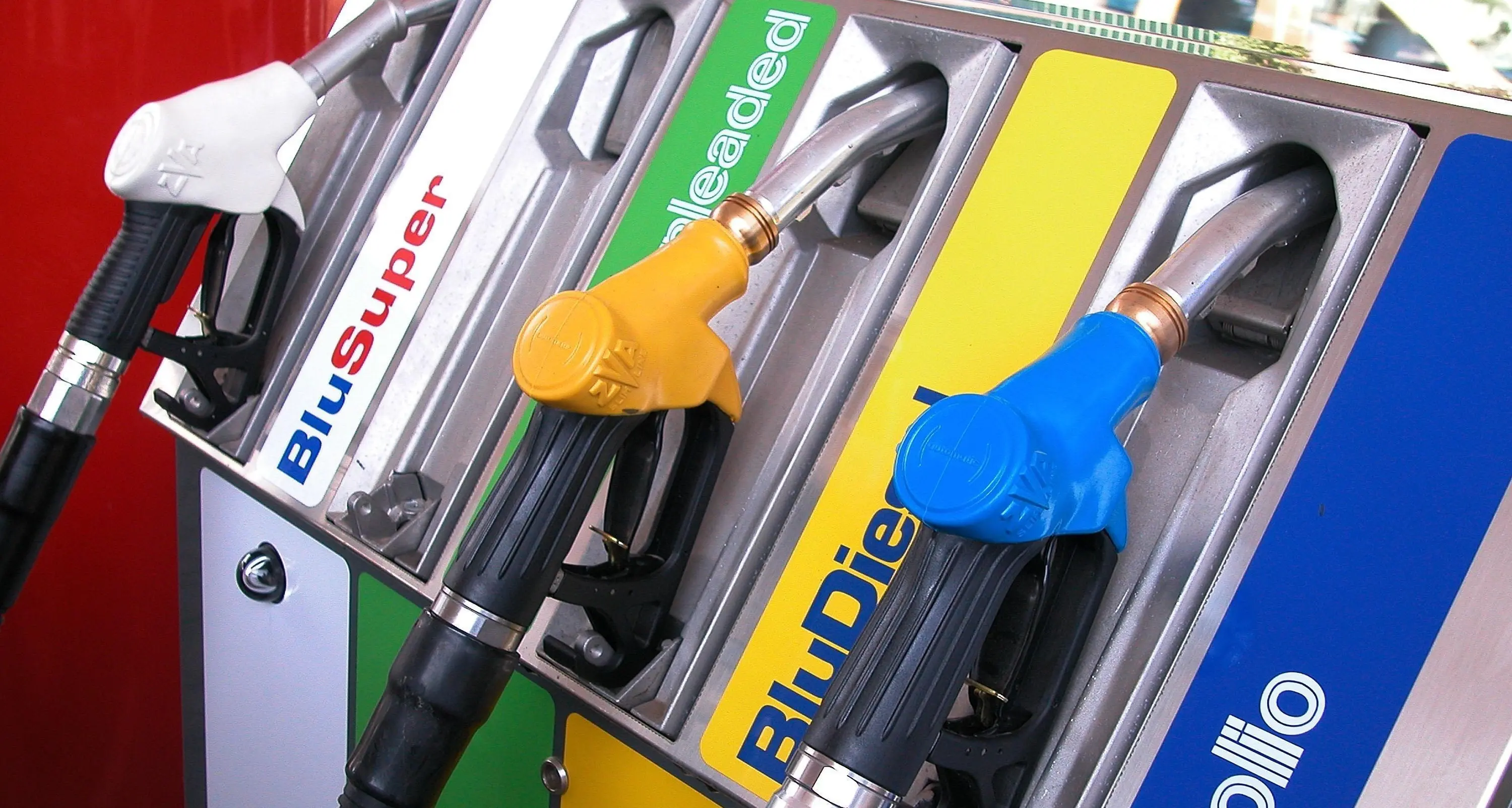 Dimezzato il prezzo del petrolio Ma la benzina resta troppo cara