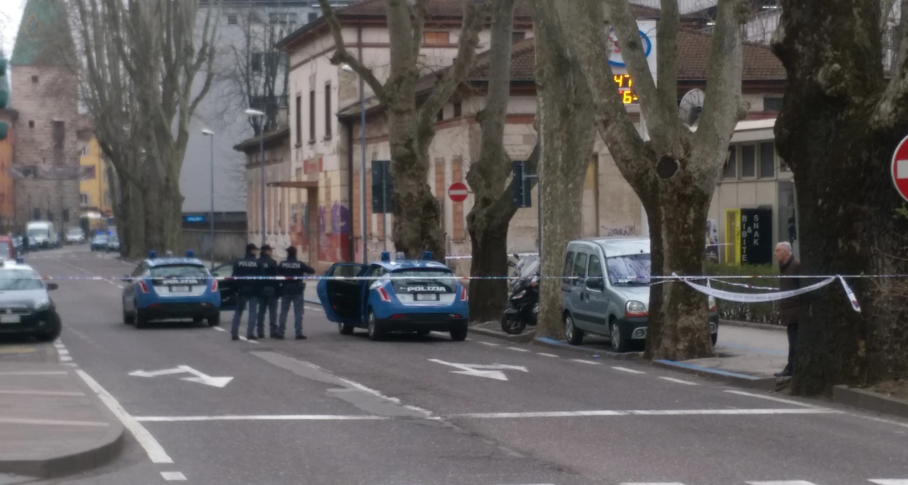 Anarchici sul tetto dell'ex asilo Bloccata via Manzoni