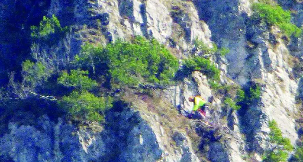 Levico, si schianta sulle rocce con il parapendio. Cinquantenne ricoverato in rianimazione al Santa Chiara