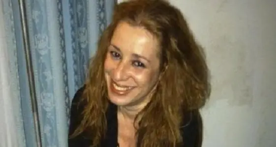 Uccide la madre adottiva e si tatua: «Ti amo mamma»