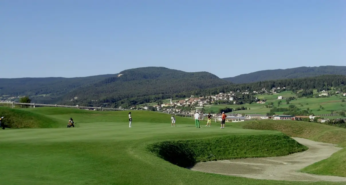 Parte la stagione del grande golf in Trentino Prima tappa del Master sabato al club Dolomiti