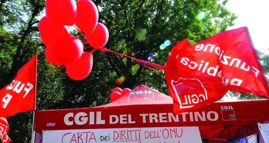 Educatori in piazza a Trento «No ad asili nido-pollaio»