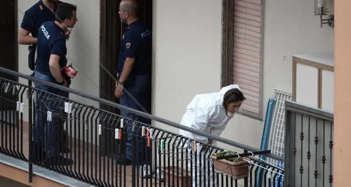 Terrore a Secondigliano Si barrica in casa e spara, 4 morti