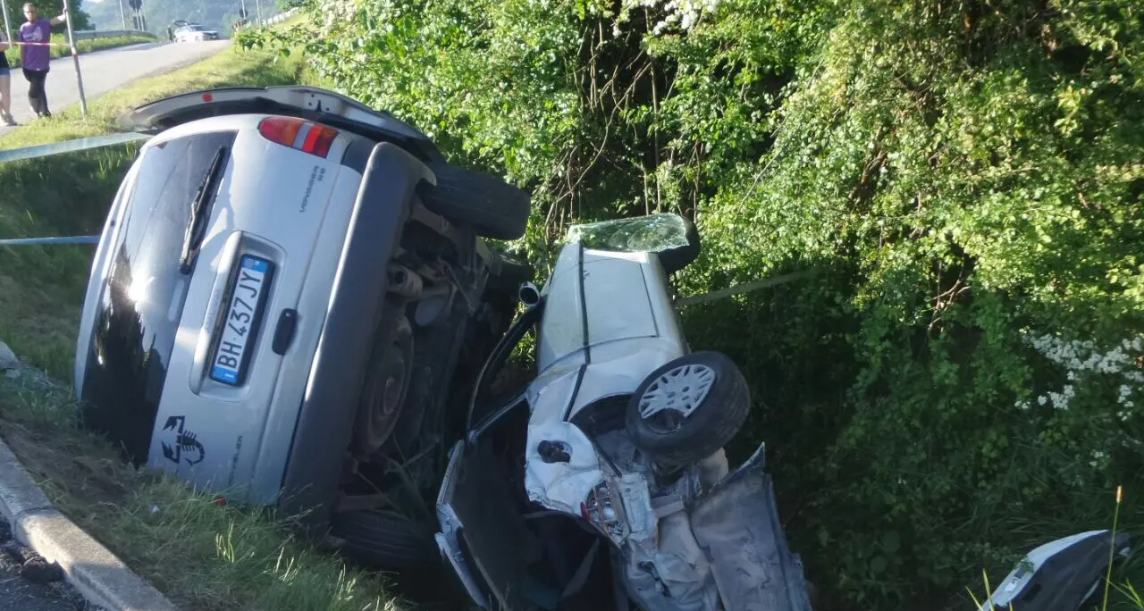 Scontro a Pergine, auto nel fossato