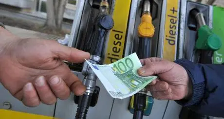 «La benzina resta cara il fisco è eccessivo»